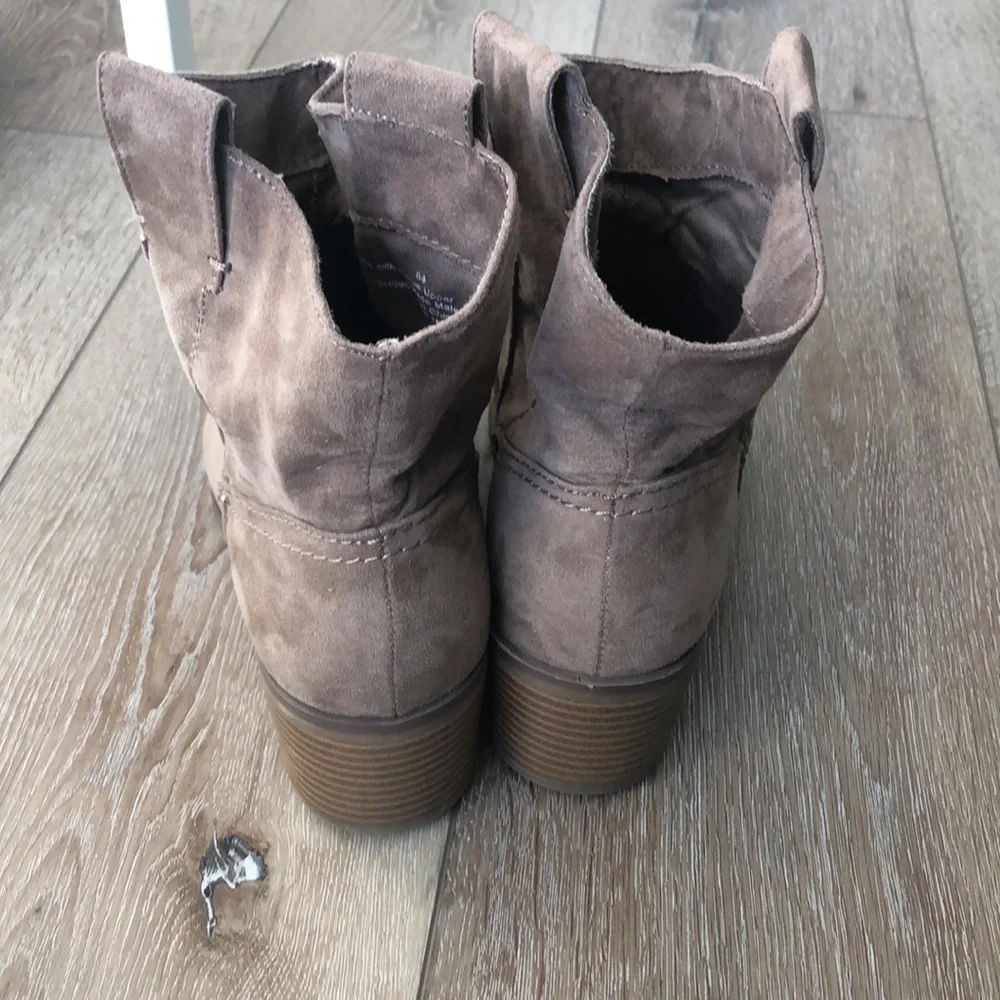 Women’s bootie, light brown, size 8.5.